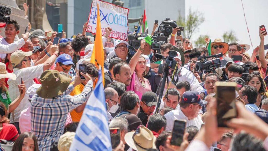 Xóchitl Gálvez celebra su triunfo como virtual candidata por 'Frente Amplio por Puebla' rumbo a la presidencia en 2024.