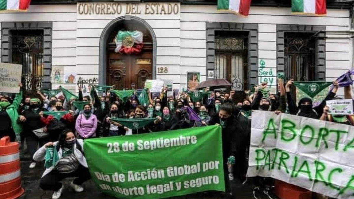 Feministas solicitando aborto legal en Puebla