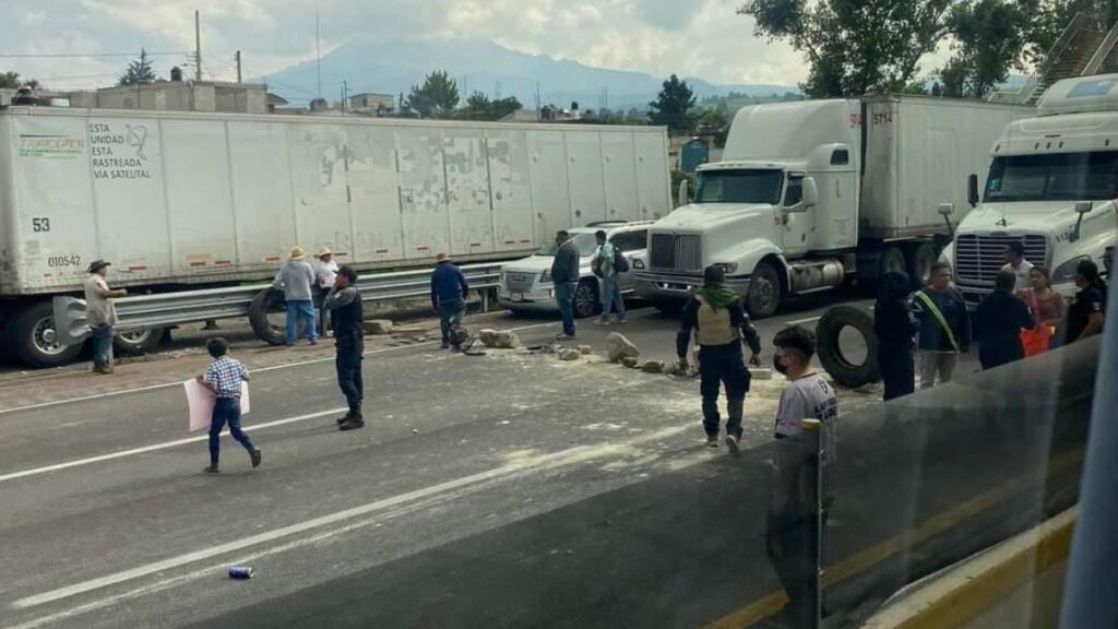¡Otra vez los de Tlahuapan! Bloquean la autopista México-Puebla
