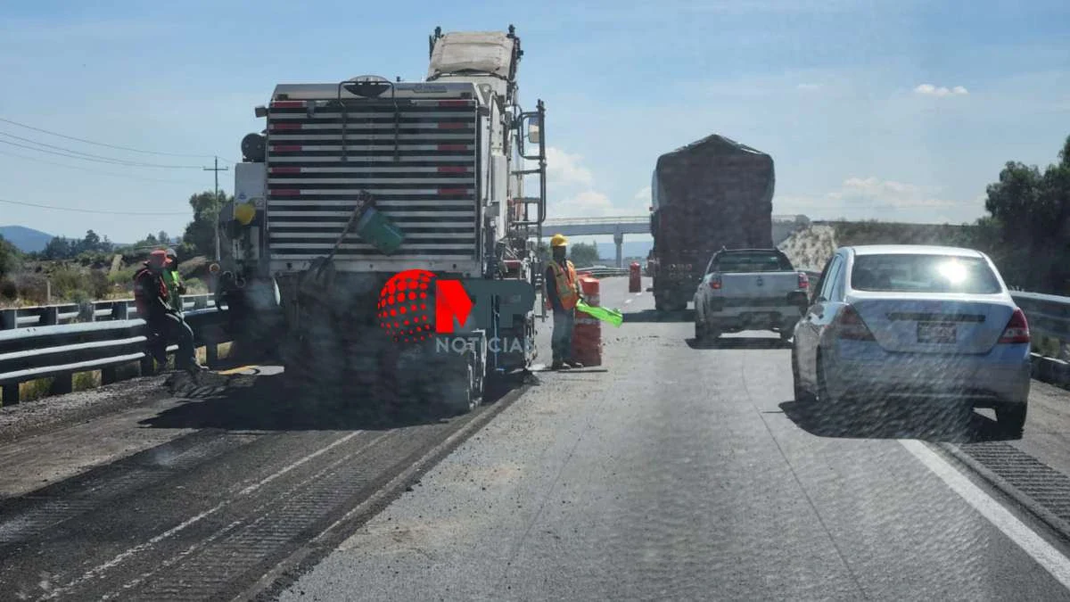 Vehículos parados por obras que aumentan el tráfico.