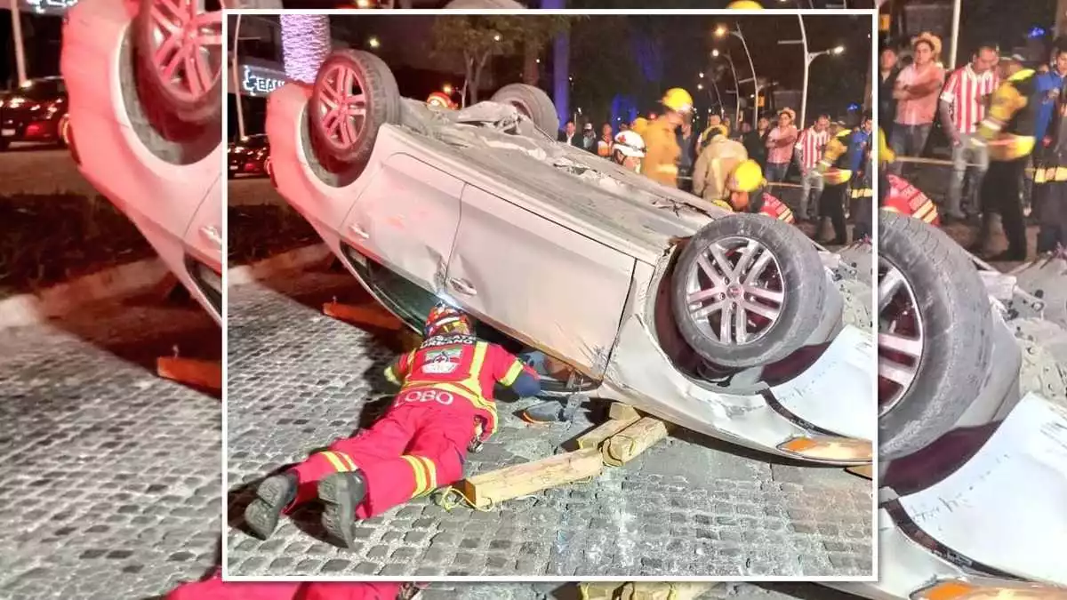 Volcadura de auto deja un prensado en la avenida Juárez