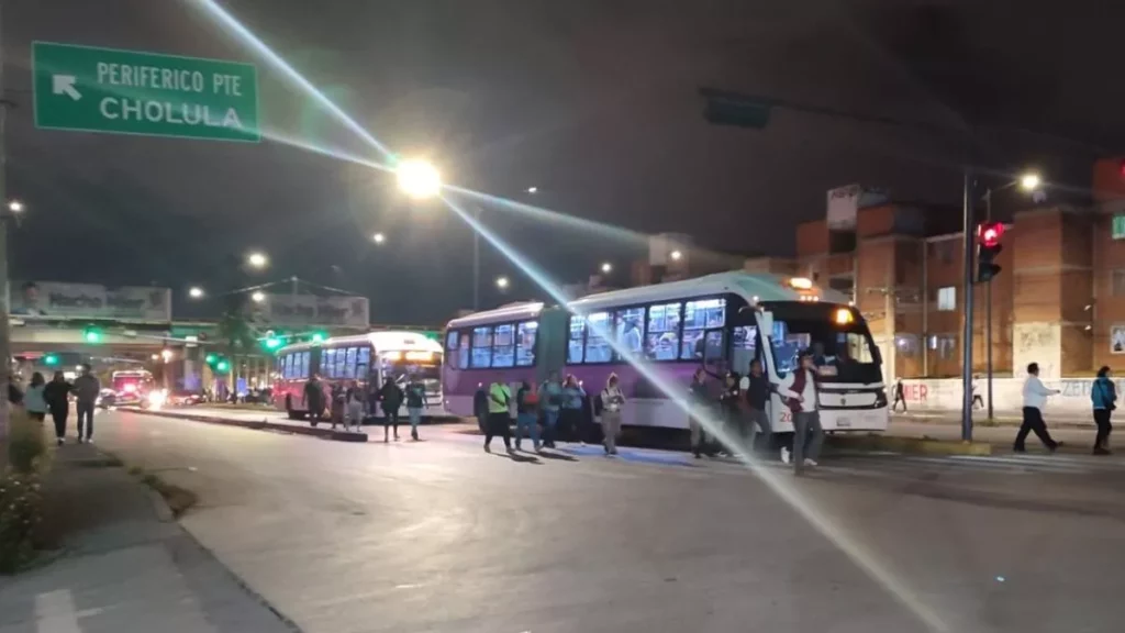 Agua de Puebla corta servicio en Agua Santa y provoca bloqueo