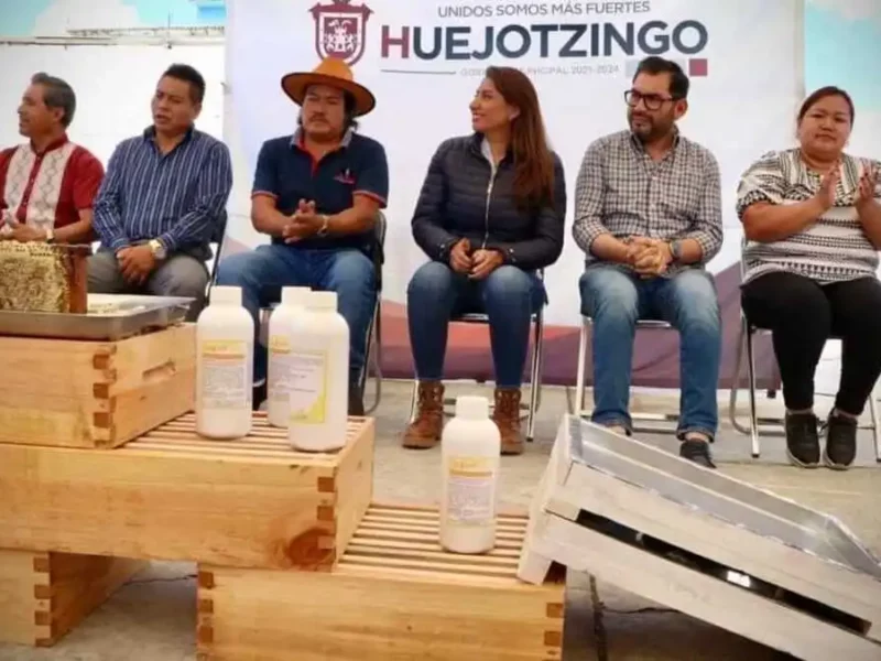 Angélica Alvarado entrega herramientas a apicultores en Huejotzingo