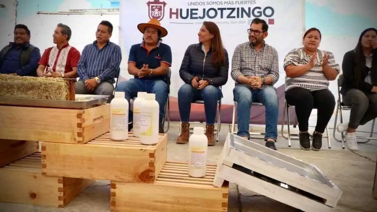 Angélica Alvarado entrega herramientas a apicultores en Huejotzingo