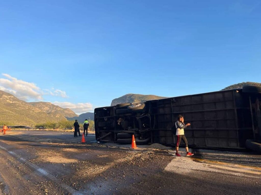 Autobús volcado en la Cuacnopala-Oaxaca, accidente en el que perdieron la vida 18 migrantes.