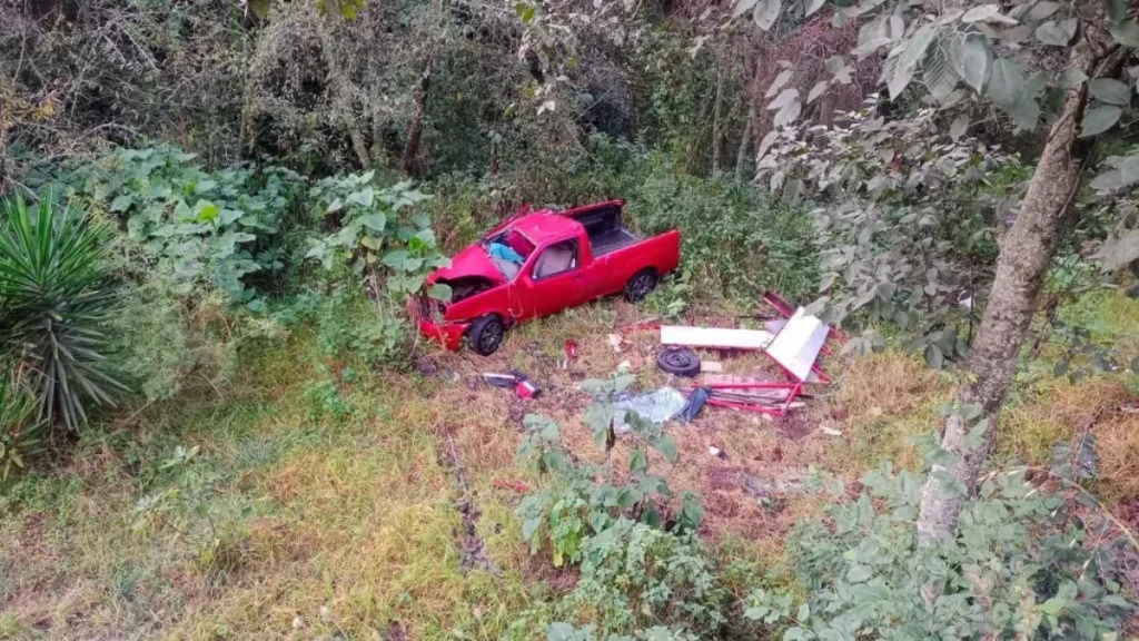 Camioneta se va a barranca en Zacapoaxtla