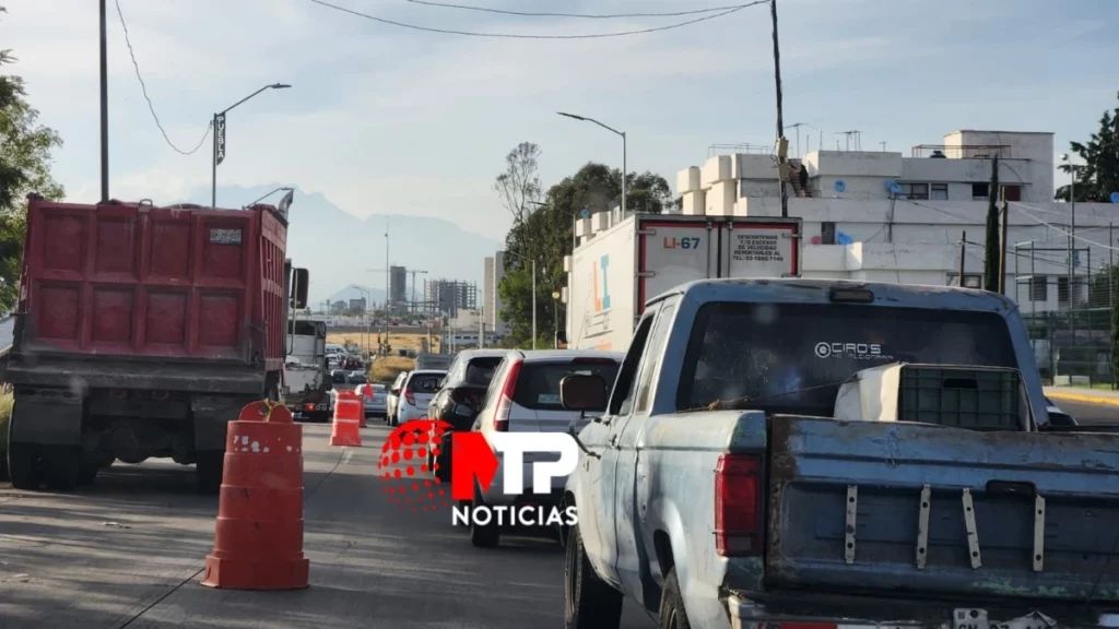 Caos vial en Bulevar Carmelitas por obras