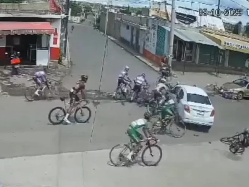Ciclistas chocan contra vehículo en Nealtican