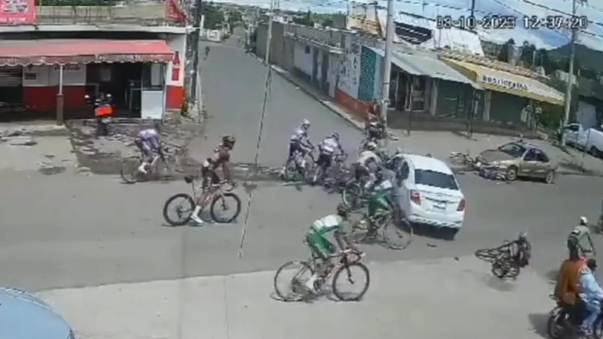 Ciclistas chocan contra vehículo en Nealtican