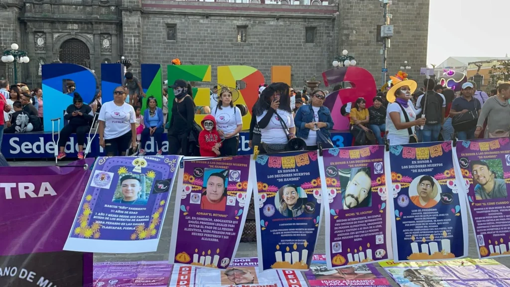 Colocan ofrenda de Día de Muertos a deudores alimentarios en Puebla