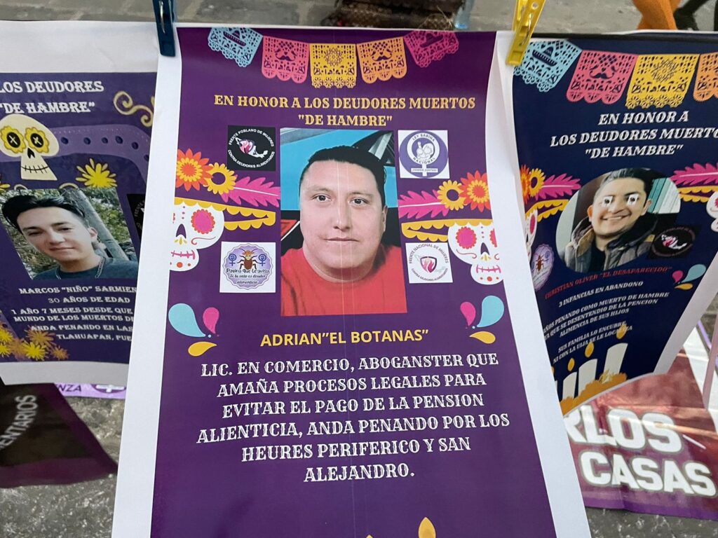 Colocan ofrenda de Día de Muertos a deudores alimentarios en Puebla