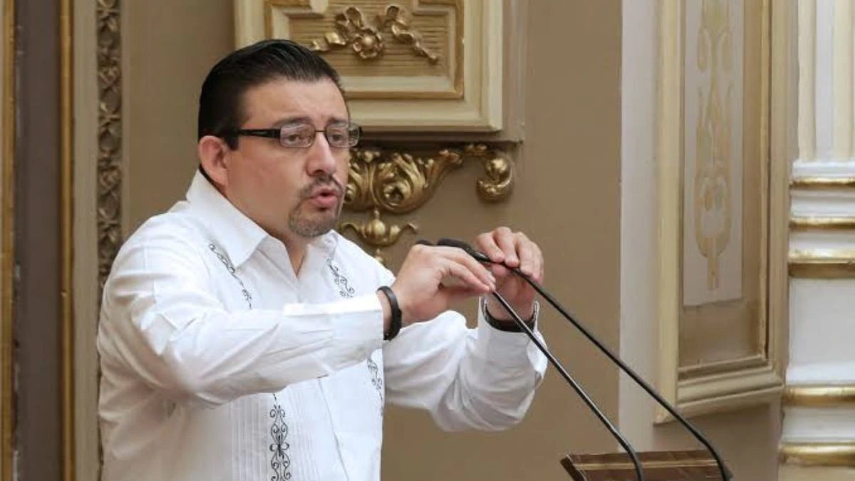 Eduardo Alcántara, diputado local en sesión del Congreso Puebla