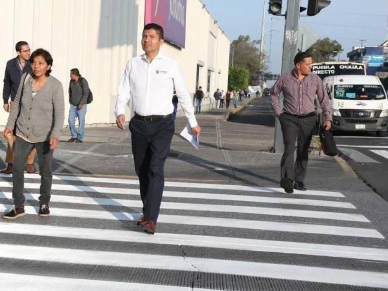 Eduardo Rivera presidente municipal inaugurando calle en Puebla