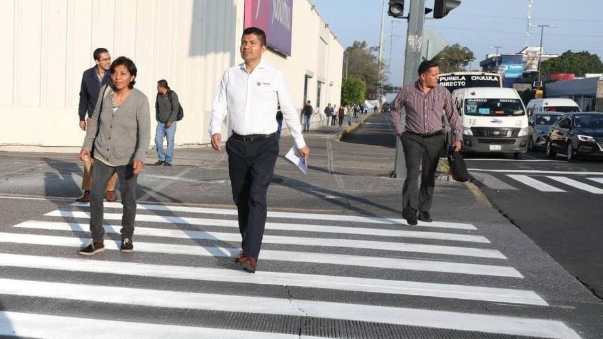 Eduardo Rivera presidente municipal inaugurando calle en Puebla