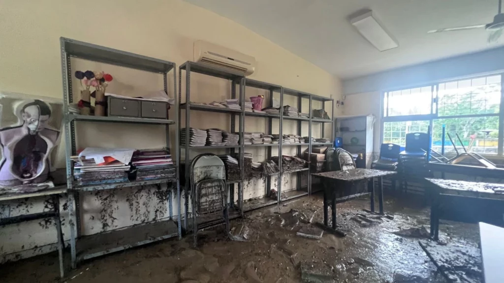 Escuela dañada en Venustiano Carranza tras el paso de huracán Otis