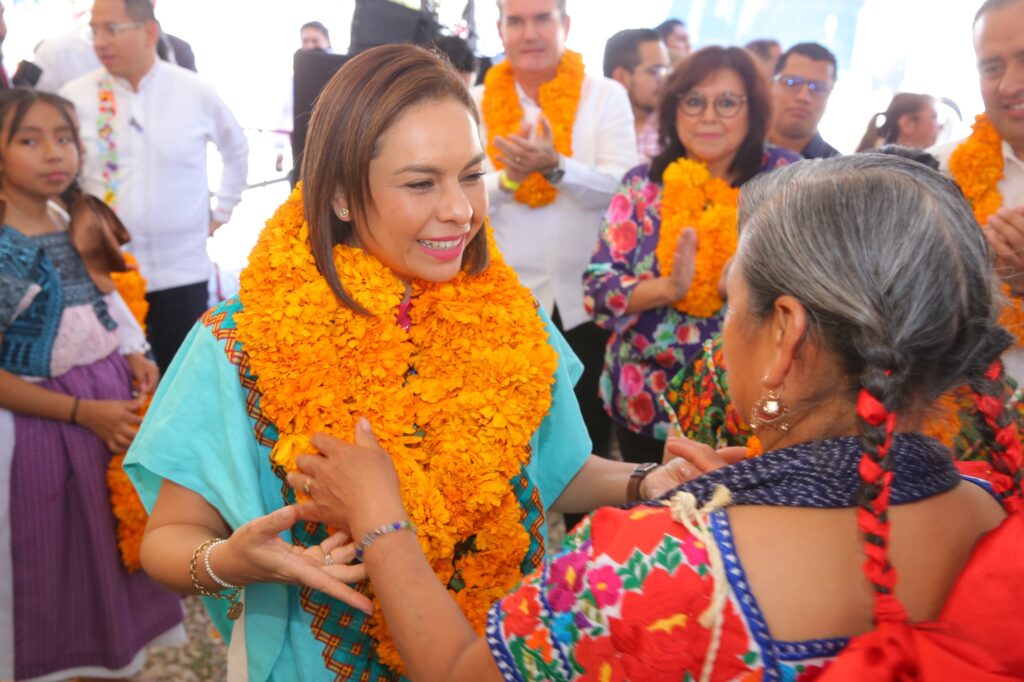 Gaby Bonilla platicando con mujer de Tehuacán
