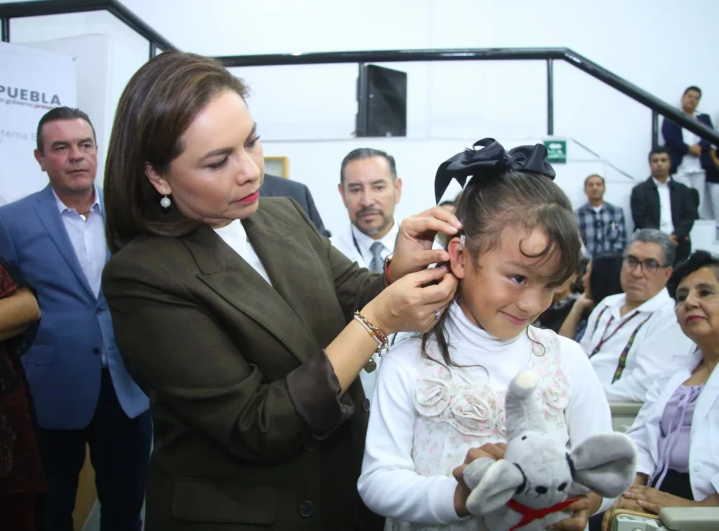 Esposa del gobernador, Gaby Bonilla coloca aparatos a niña