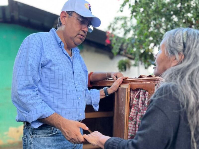 Gobernador Sergio Salomón Céspedes con damnificada de huracán Otis en Venustiano Carranza.