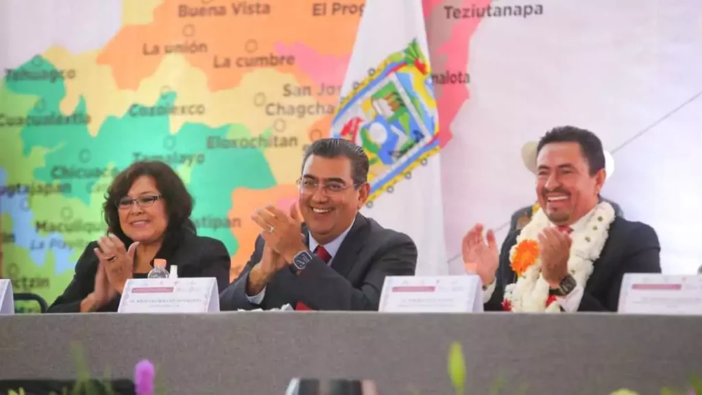 Gobernador Sergio Salomón y el alcalde de Tlatlauquitepec Porfirio Loeza