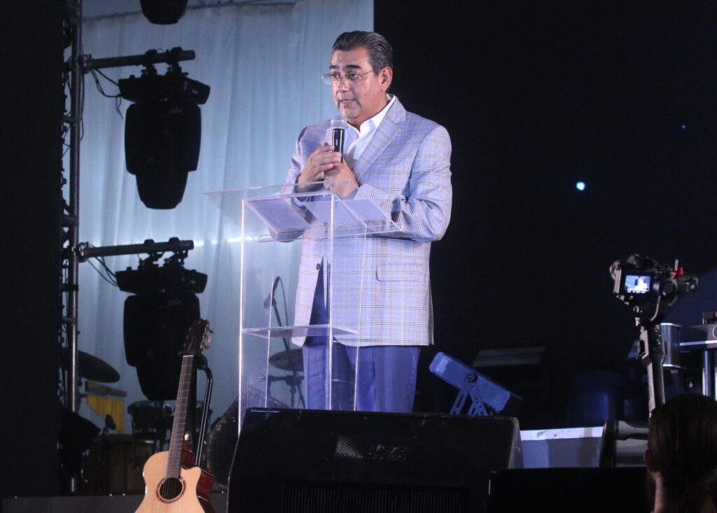Gobernador del estado, Sergio Salomón en evento con empresarios