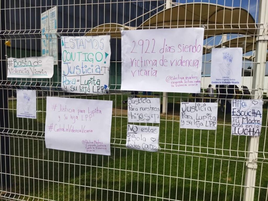 Jusitica para Lupita, así exigen colectivos en Casa de Justicia de Puebla.