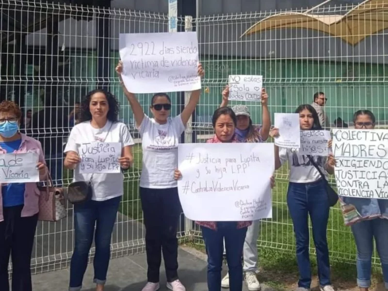 Justicia para Lupita, así exigen colectivos en Casa de Justicia de Puebla.