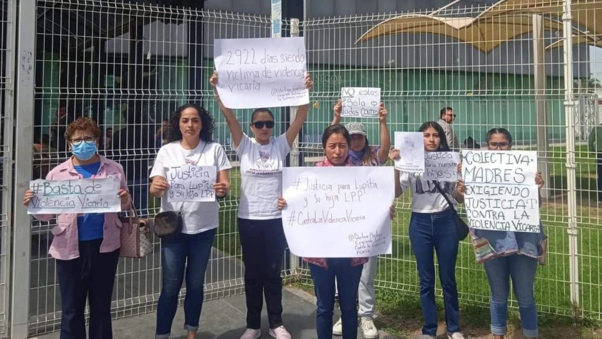 Justicia para Lupita, así exigen colectivos en Casa de Justicia de Puebla.