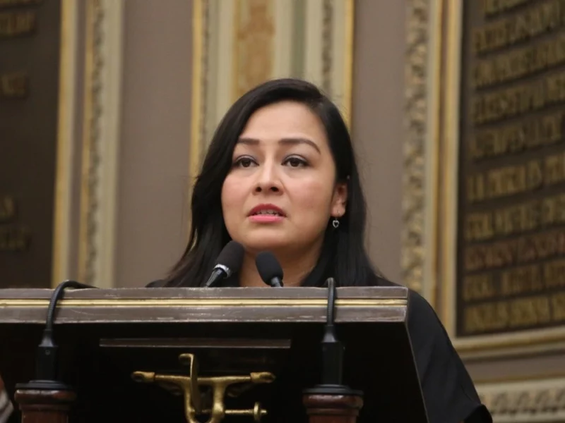 La diputada Lizette Minto García durante exposición de motivos en pleno del Congreso de Puebla.
