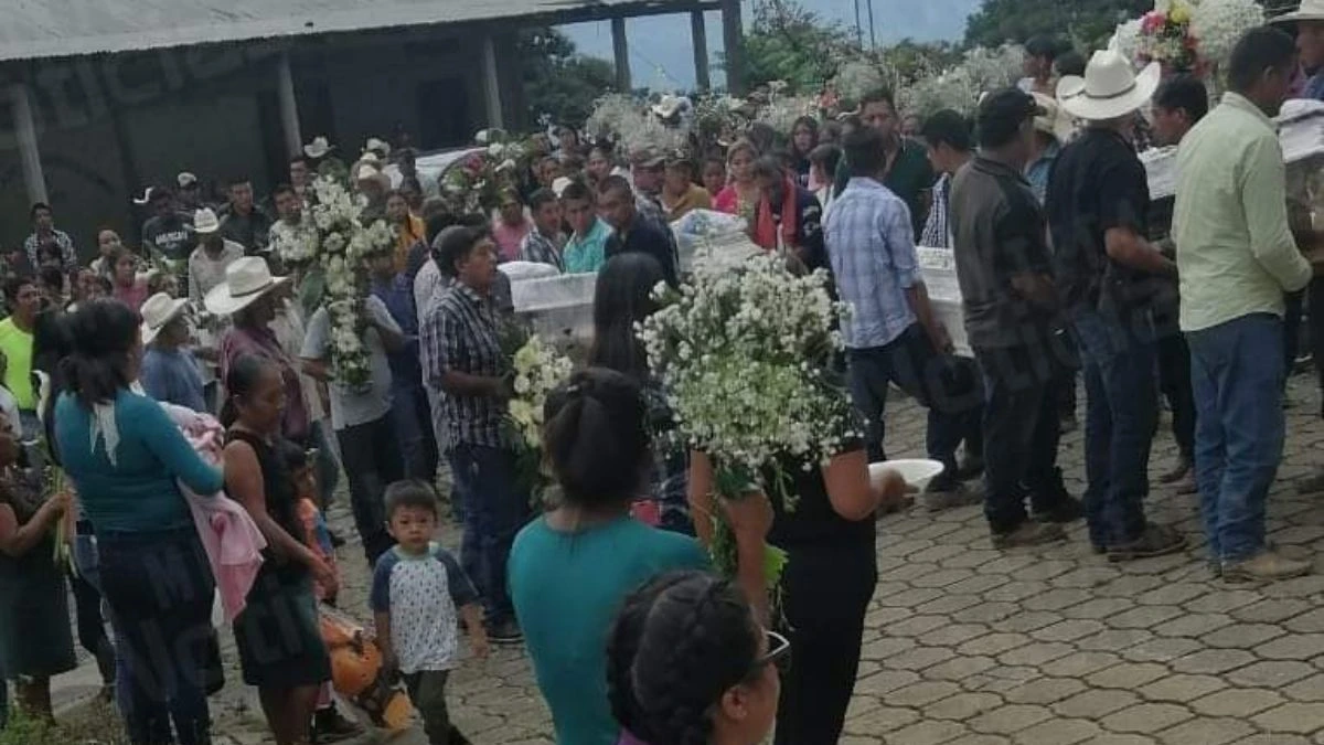 Le dan eterna sepultura a la familia que fue asesinada en Zoquitlán