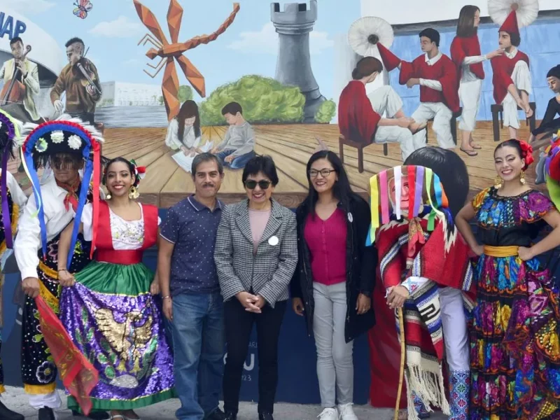 Lilia Cedillo inaugura el mural 'CCU, 15 años de arte y cultura'