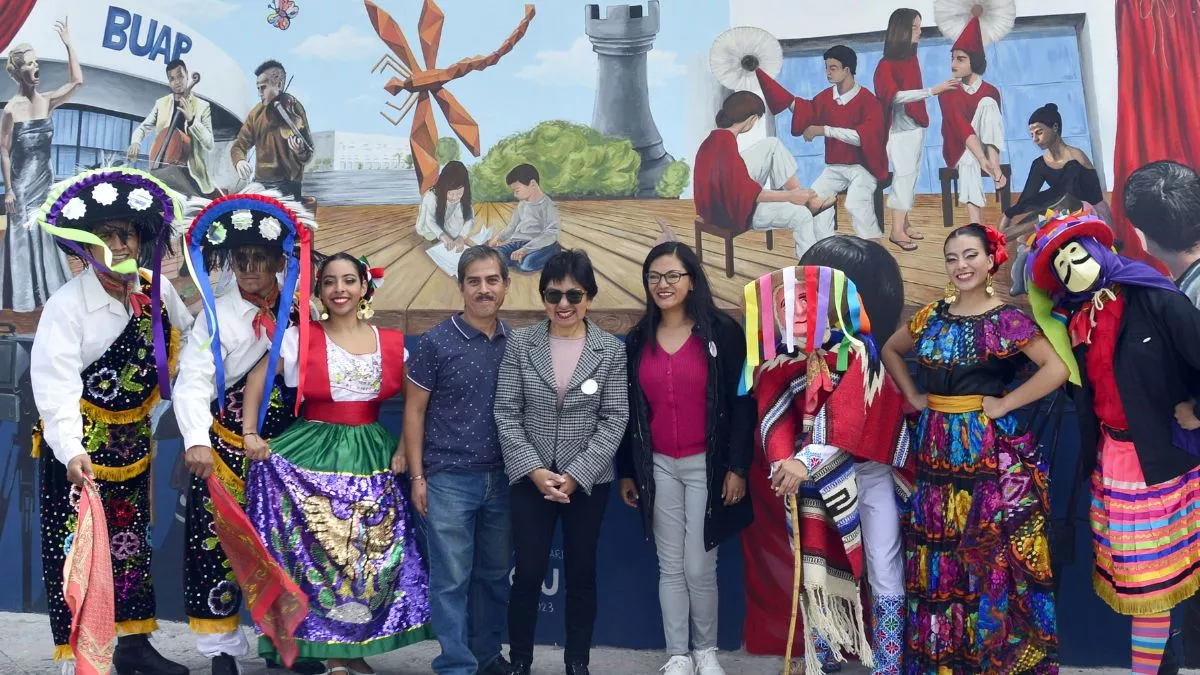 Lilia Cedillo inaugura el mural 'CCU, 15 años de arte y cultura'