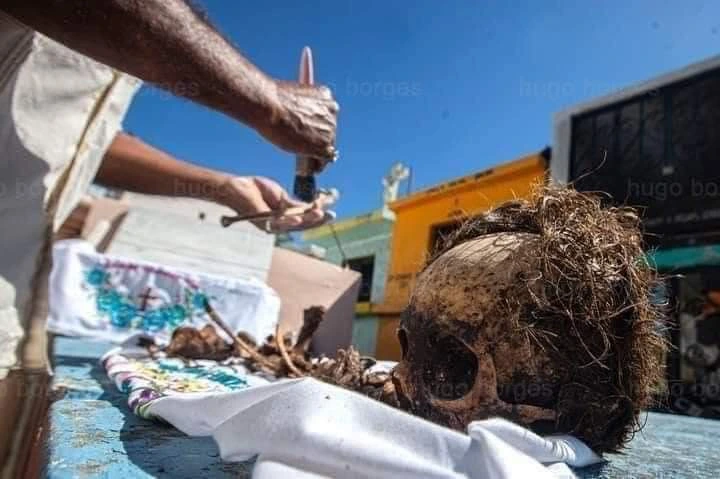 Pobladores en Campeche exhuman restos humanos y los limpian como símbolo de respeto en Día de Muertos