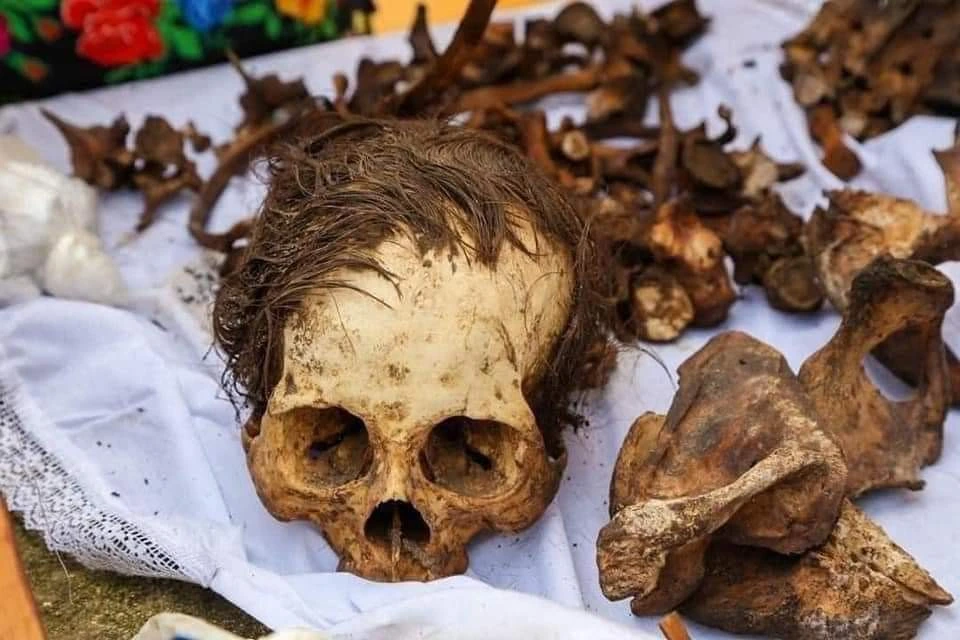 Pobladores en Campeche exhuman restos humanos y los limpian como símbolo de respeto en Día de Muertos