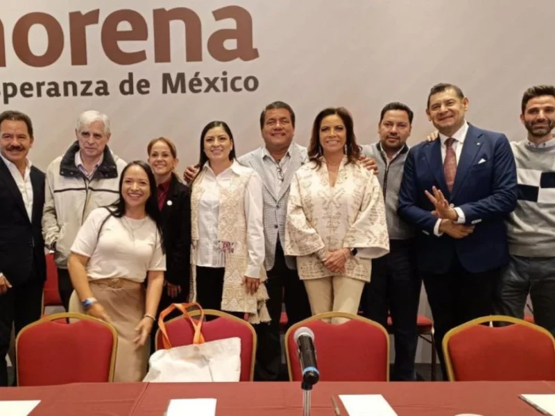 Los siete finalista de Morena a la gubernatura de Puebla y organizadores del partido.