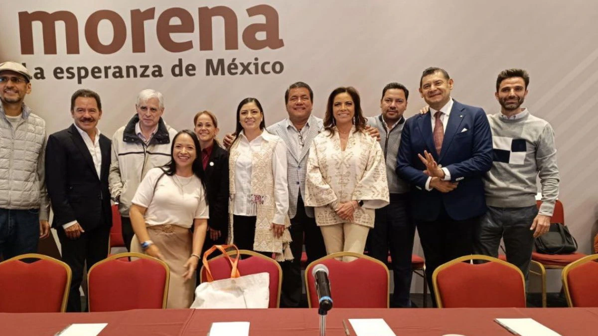 Los siete finalista de Morena a la gubernatura de Puebla y organizadores del partido.