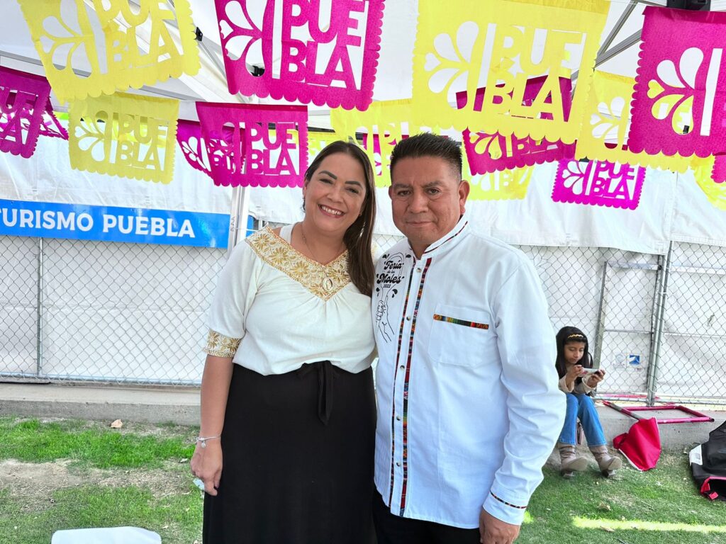 Marta Ornelas, secretaria de Turismo de Puebla y Pedro Ramos, fundado de la Feria de los Moles en Los Ángeles.