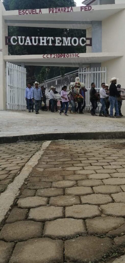 Realizan entierro de familia que fue asesinada en Zoquitlán