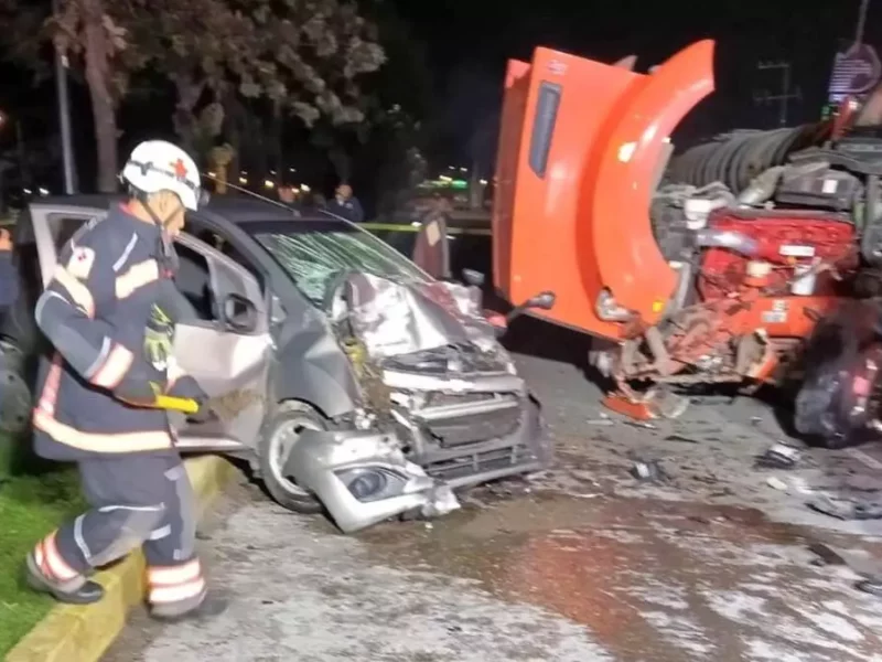 Muere al chocar contra un tráiler en Puebla