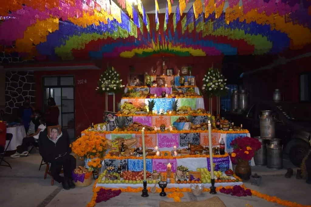 Tradiciones en San Andrés Cholula, ofrenda dedicada a una persona fallecida
