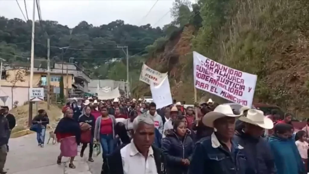 Después de dos años de mantener resguardado armas y patrullas, pobladores de Coyomeapan regresan equipamiento a la Secretaría de Gobernación.