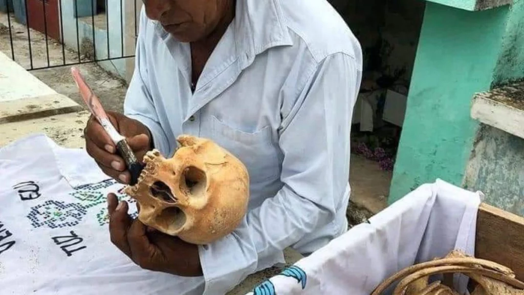En Campeche pobladores exhuman restos humanos para limpiarlos y honrarlos en Día de Muertos