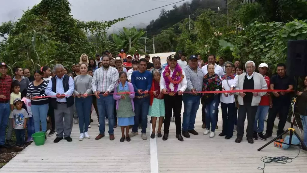 Porfirio Loeza entrega pavimentaciones en Cuacualaxtla
