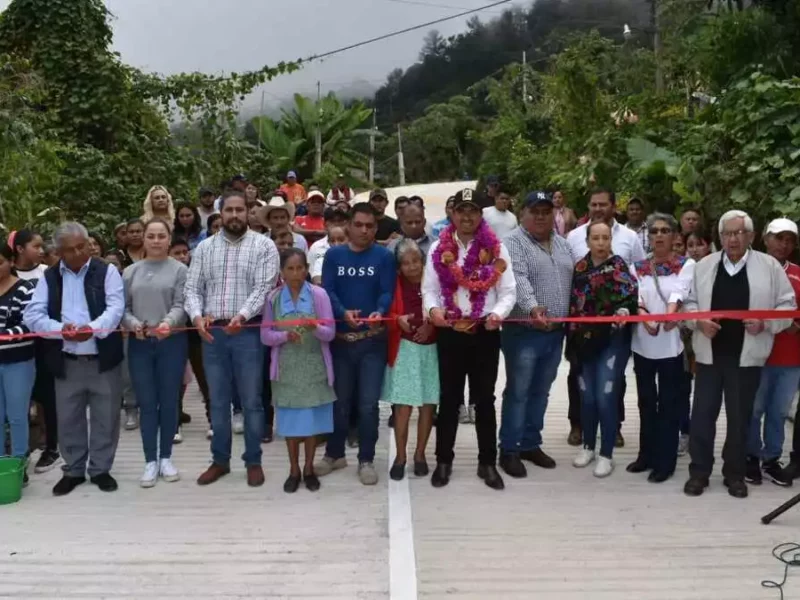 Porfirio Loeza entrega pavimentaciones en Ajocotzingo, Cuacualaxtla y Tehuagco