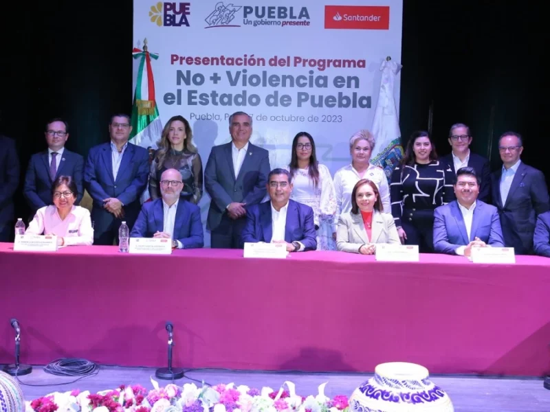 Gobernador de Puebla, Sergio Salomón, Presidenta del DIF, Gaby Bonilla, Secretario de Gobernación, Javier Aquino en presentación de programa ‘No más violencia’