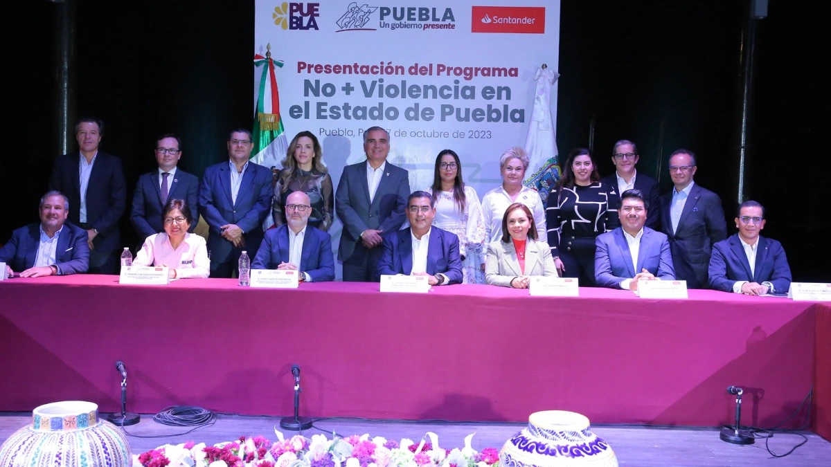 Gobernador de Puebla, Sergio Salomón, Presidenta del DIF, Gaby Bonilla, Secretario de Gobernación, Javier Aquino en presentación de programa ‘No más violencia’