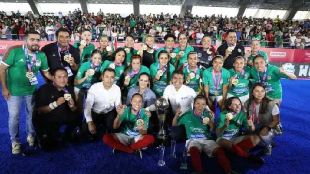 Presidente municipal, Eduardo Rivera en campeonato de fútbol 7 en Puebla