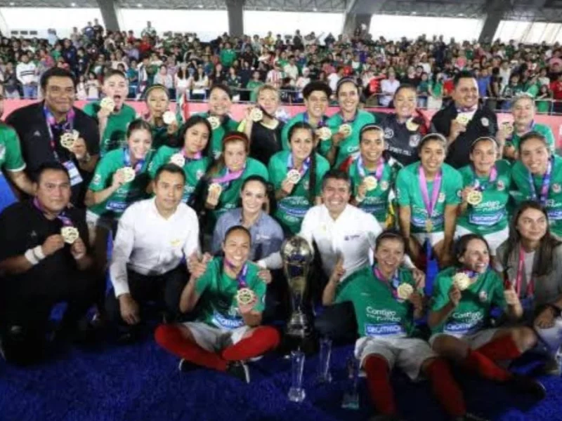 Presidente municipal, Eduardo Rivera en campeonato de fútbol 7 en Puebla