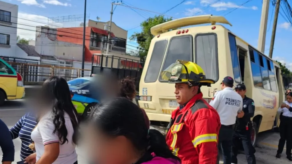 Un saldo de 16 pasajeros resultaron lesionados luego de que el conductor de la unidad 12 de la ruta 76 se impactara contra un poste.