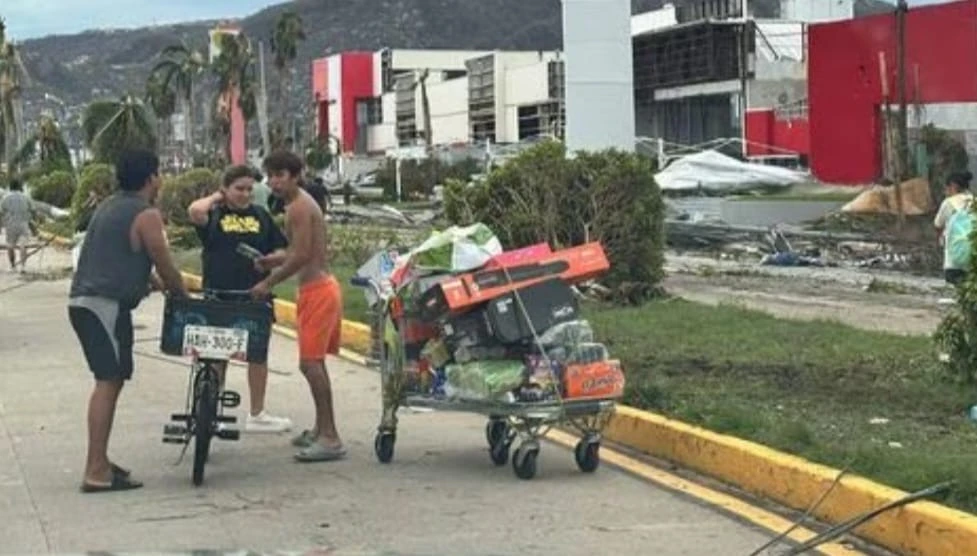 Saquean establecimientos en Acapulco