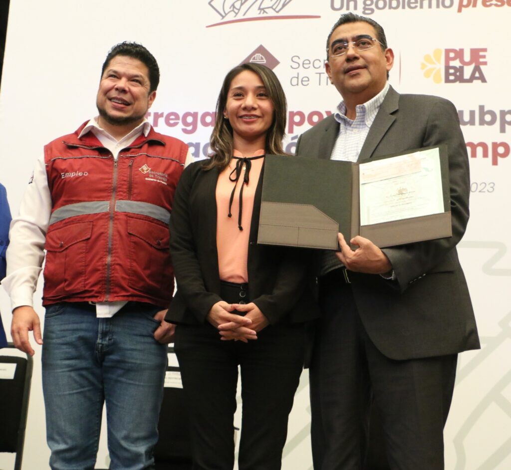 Secretario,Gabriel Biestro y gobernador, Sergio Salomón entregan reconocimientos por capacitación del empleo